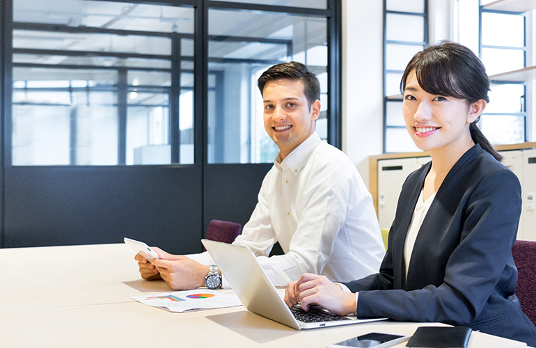 オフィスで働くイメージ